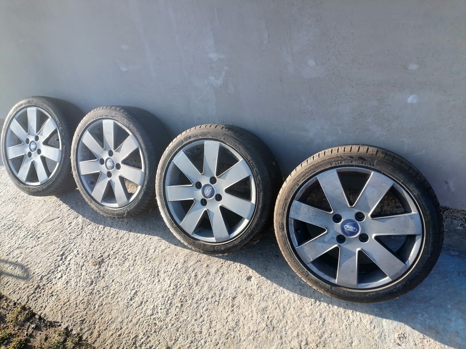 Vând roți echipate cu cauciucuri