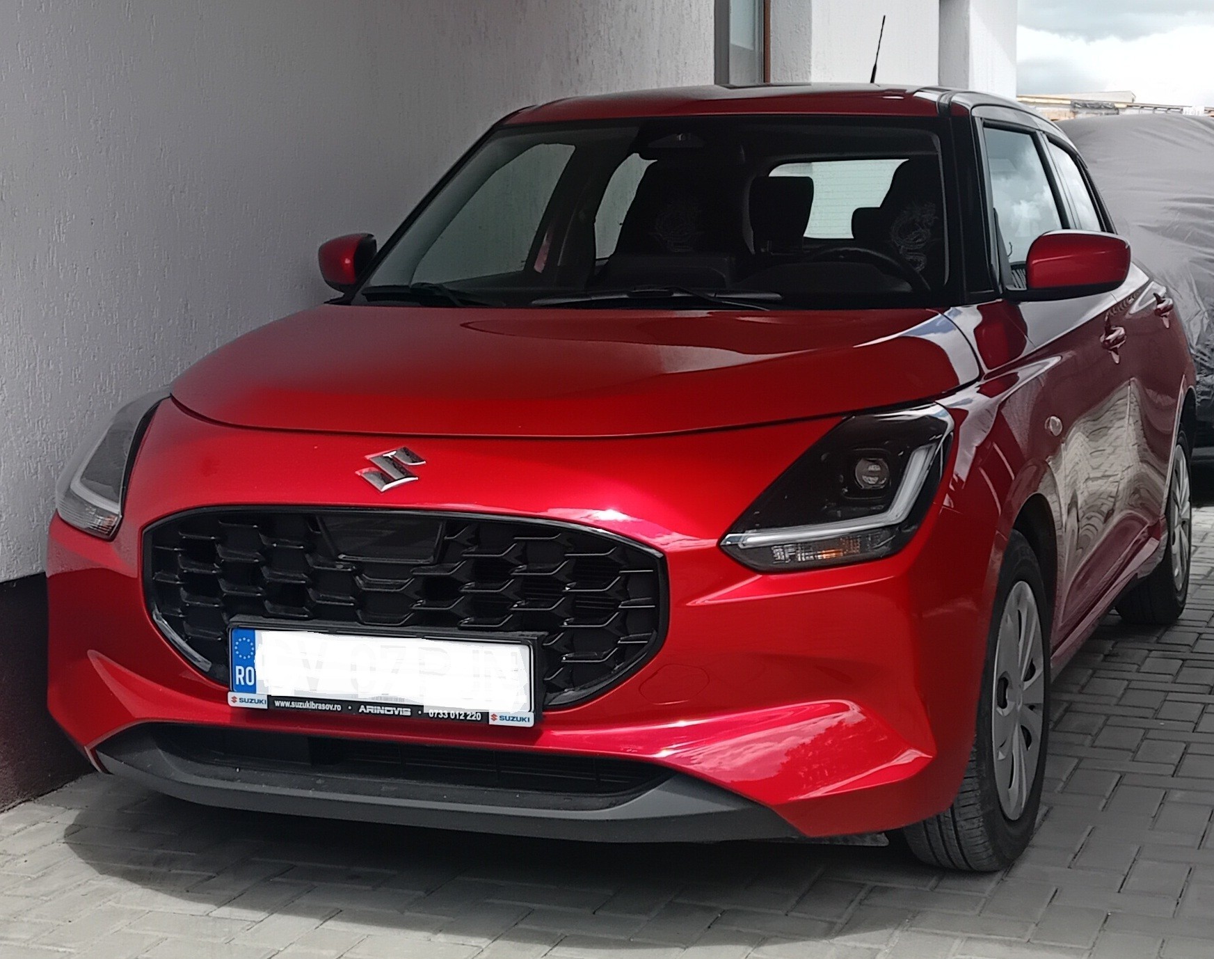 De vanzare Suzuki Swift 1.2 red metalic din 2025, 7000 km, cu 2 seturi de roti (vara si iarna) pe jenti de otel, 15000 euro