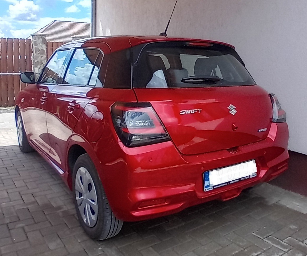 De vanzare Suzuki Swift 1.2 red metalic din 2025, 7000 km, cu 2 seturi de roti (vara si iarna) pe jenti de otel, 15000 euro