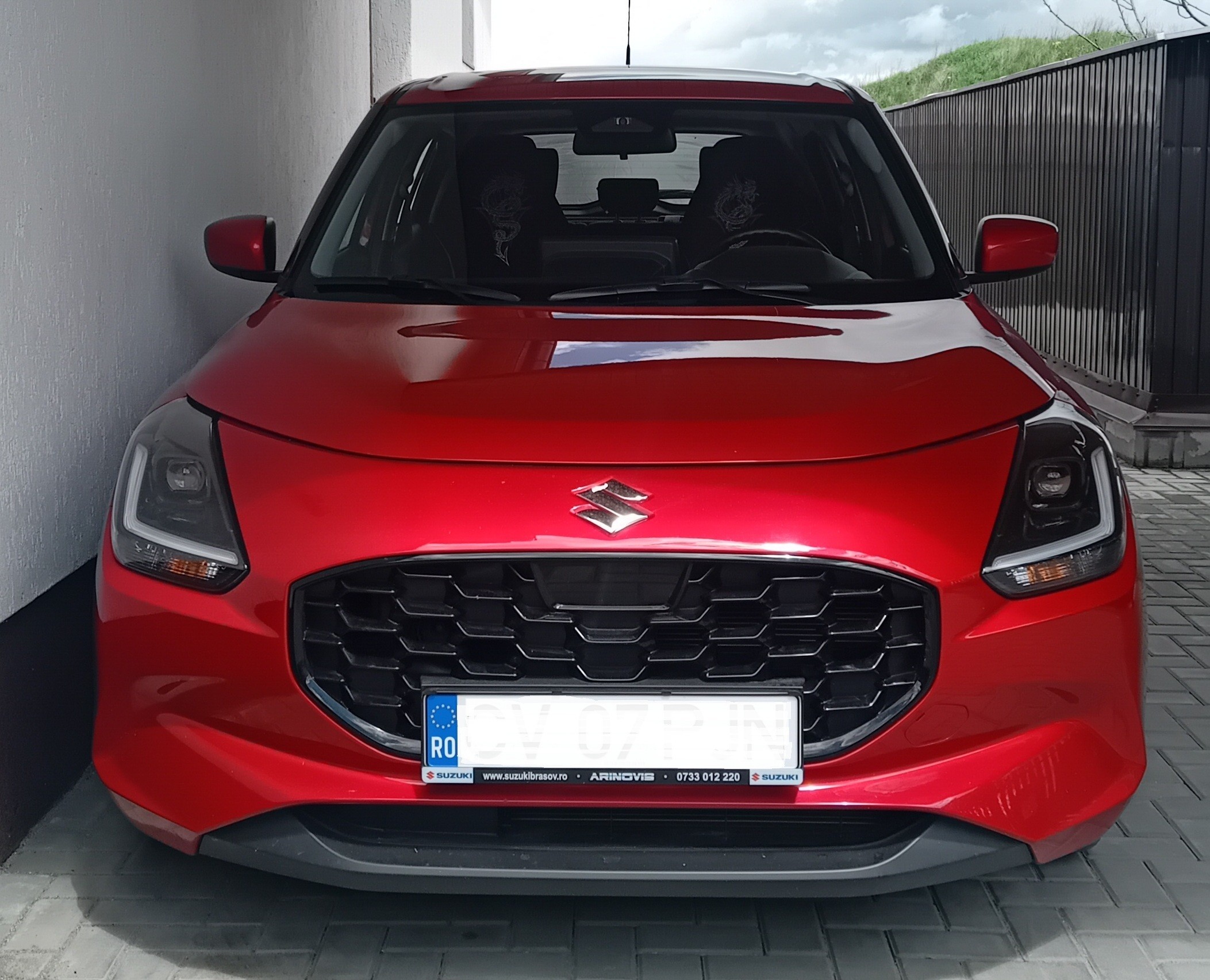 De vanzare Suzuki Swift 1.2 red metalic din 2025, 7000 km, cu 2 seturi de roti (vara si iarna) pe jenti de otel, 15000 euro