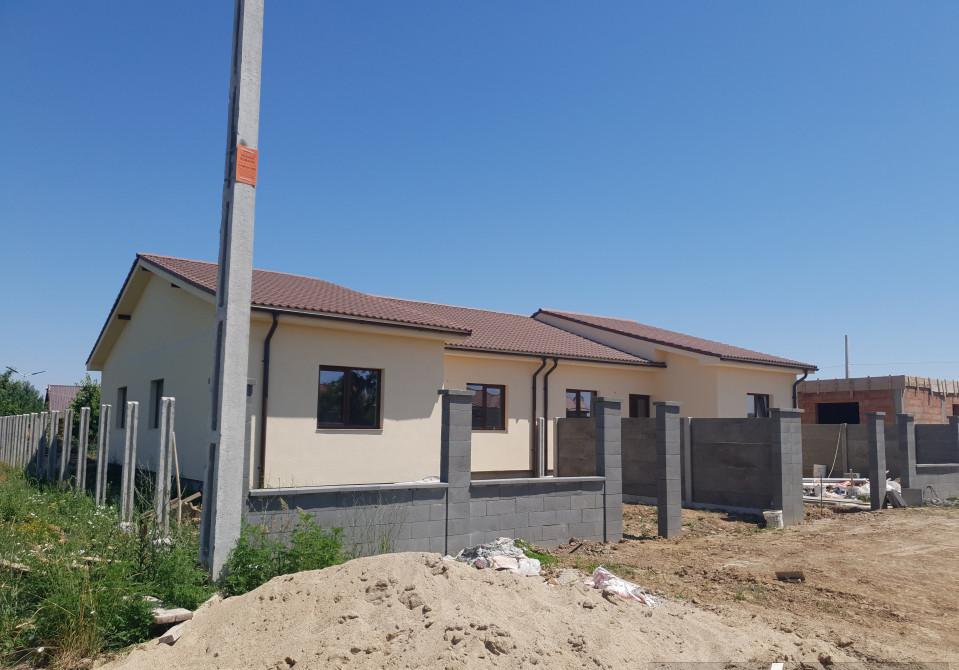 1/2 Duplex 4 camere de vanzare Mosnita Noua langa principala