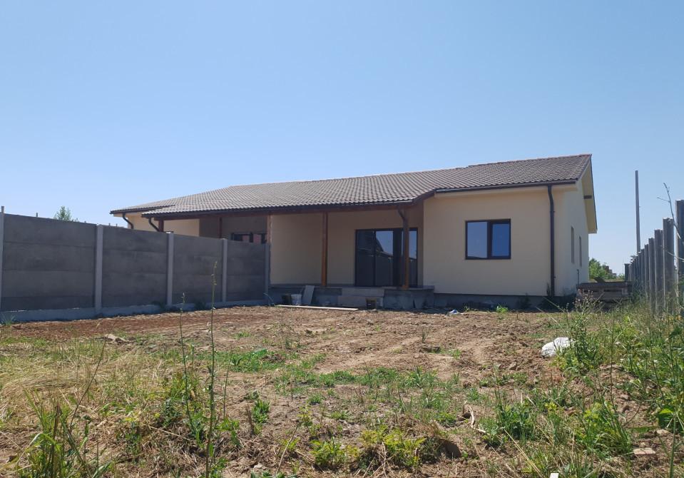 1/2 Duplex 4 camere de vanzare Mosnita Noua langa principala
