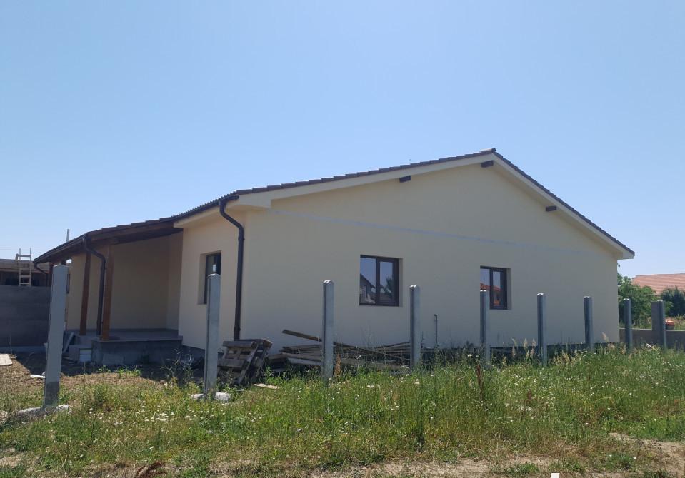 1/2 Duplex 4 camere de vanzare Mosnita Noua langa principala
