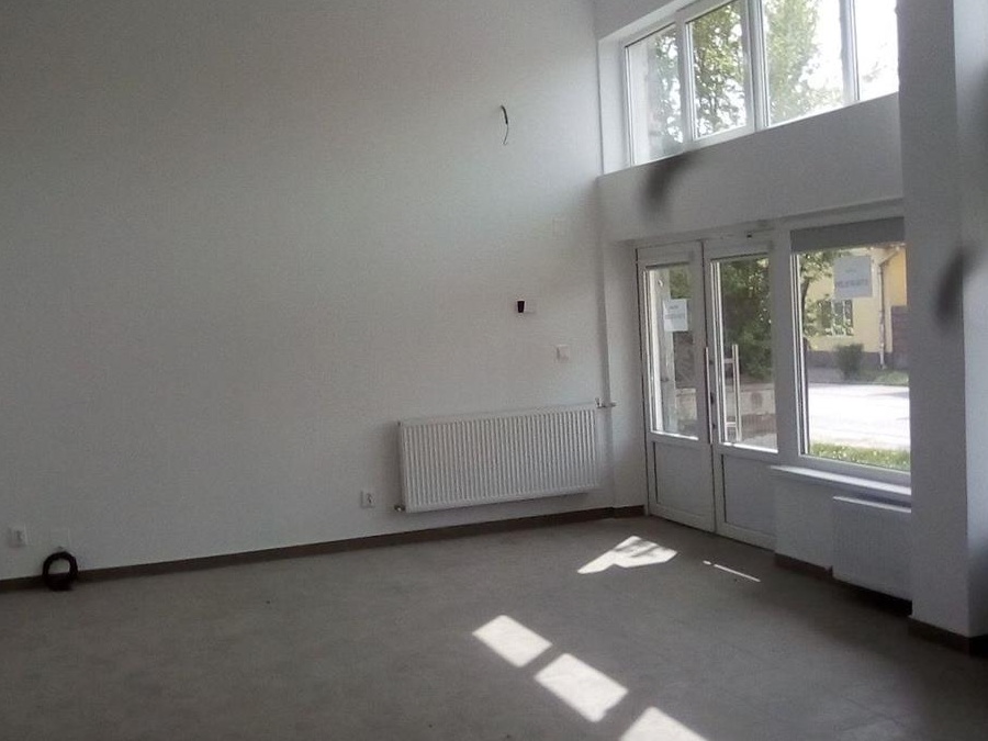 143 m.p. cu o inaltime de 3,50 m, spatiu comercial renovat în Reghin, str. Pomilor, bloc 28, parter