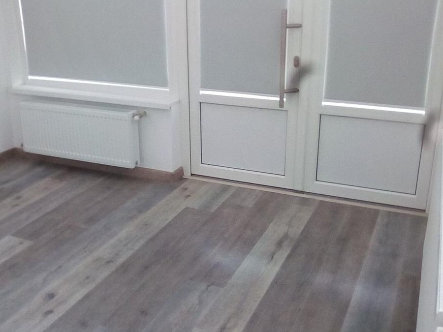 143 m.p. cu o inaltime de 3,50 m, spatiu comercial renovat în Reghin, str. Pomilor, bloc 28, parter