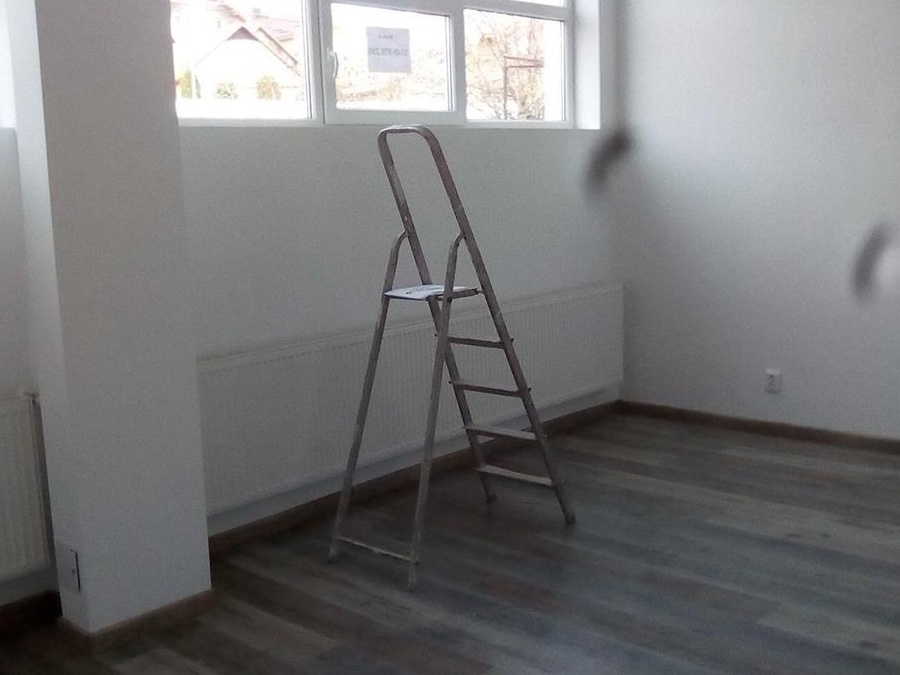 143 m.p. cu o inaltime de 3,50 m, spatiu comercial renovat în Reghin, str. Pomilor, bloc 28, parter