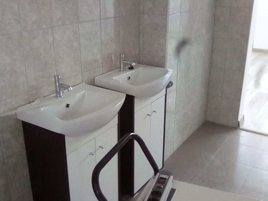143 m.p. cu o inaltime de 3,50 m, spatiu comercial renovat în Reghin, str. Pomilor, bloc 28, parter