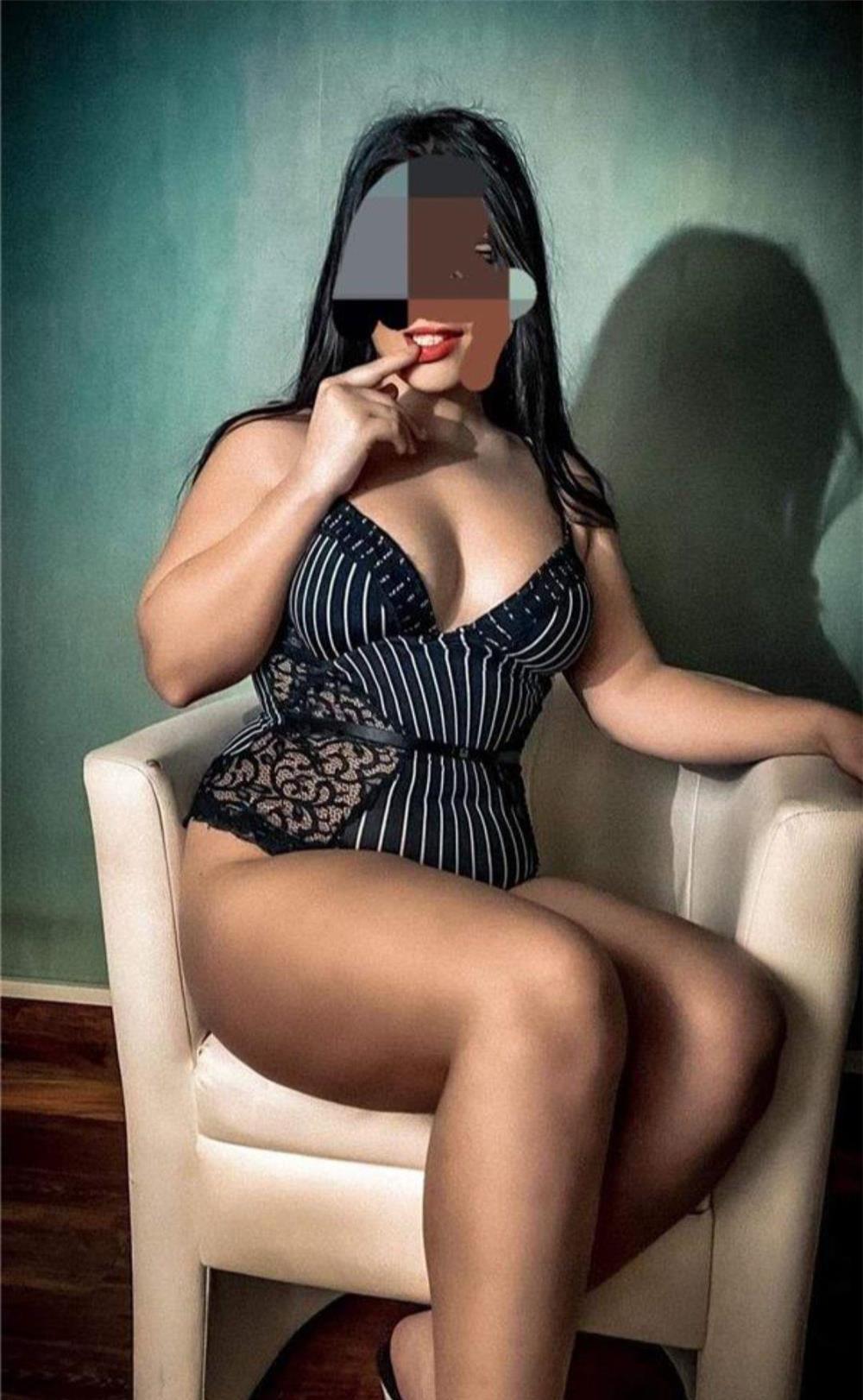 2 escorte fierbinti o blonda si o bruneta Fantezia ta 100/100