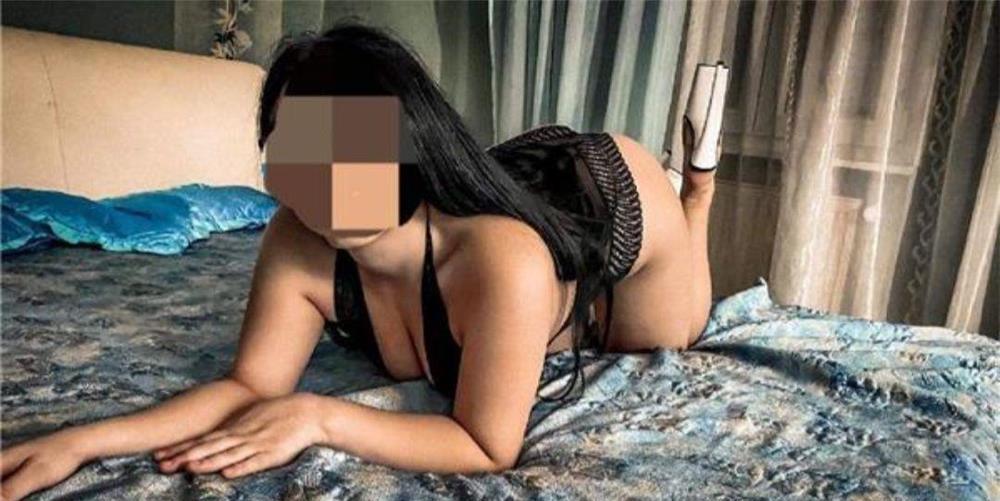 2 escorte fierbinti o blonda si o bruneta Fantezia ta 100/100