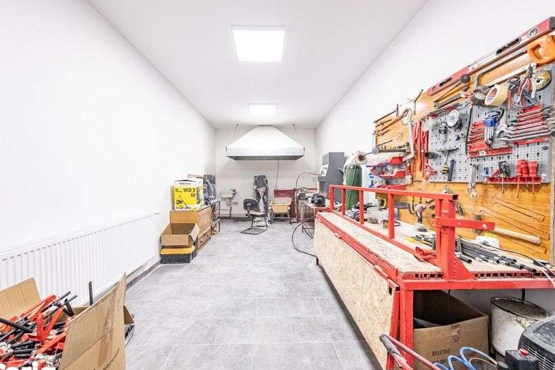 2 hale + spatii birouri de vanzare - Codlea