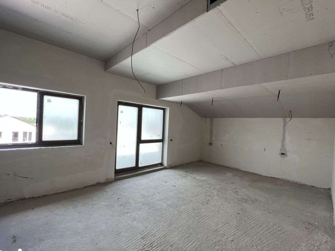 3 camere | 99.3 suprafata utila | 2 bai | Etaj 1 | Damaroaia