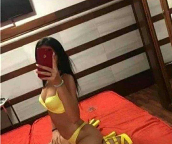 3 fete simpatice te asteapta