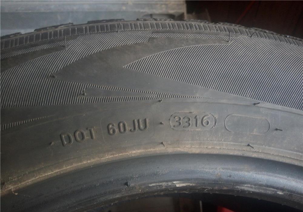 4 cauciucuri Nokian iarnă 215 60 17 Dot 2016 Profil cam 7 MM Au fost păstrate în magazie ferite de s