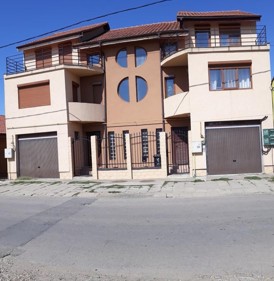 850 EUR / luna - Jumatate de duplex Calea Girocului (Strada Diminetii)