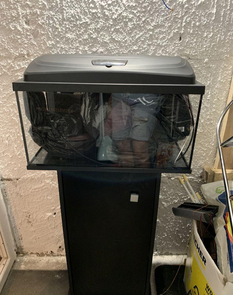 Acvariu complet cu mobilier (60 L)