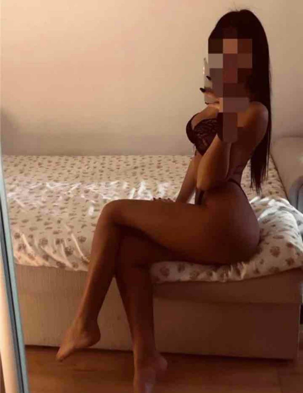 Adelina caut colega