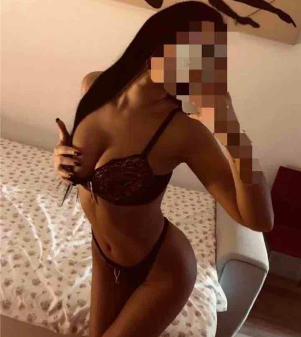 Adelina caut colega