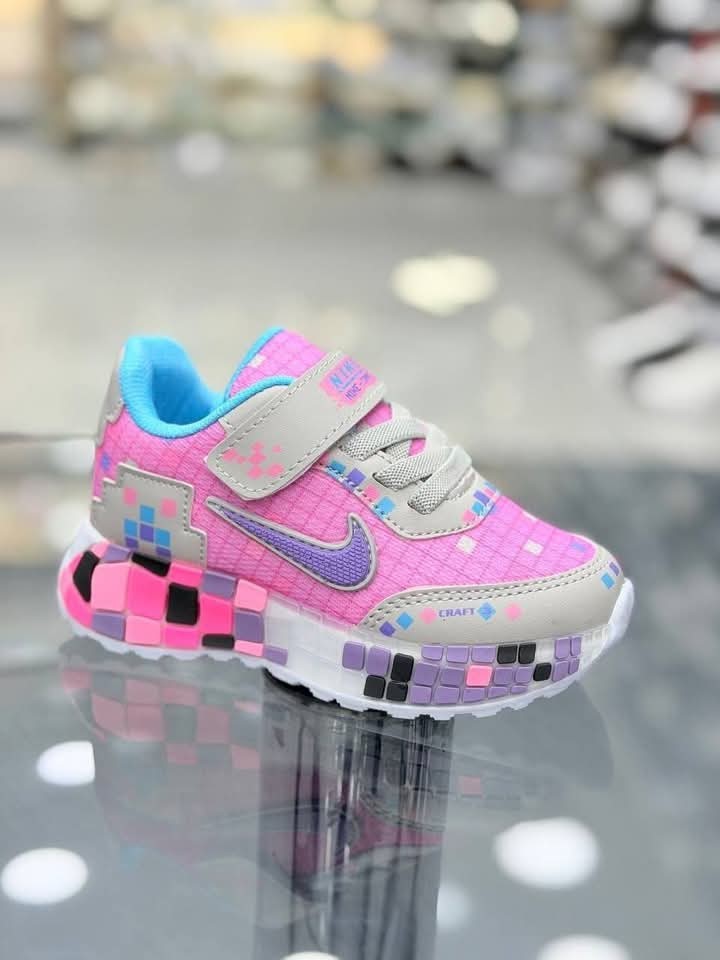 Adidasi Nike