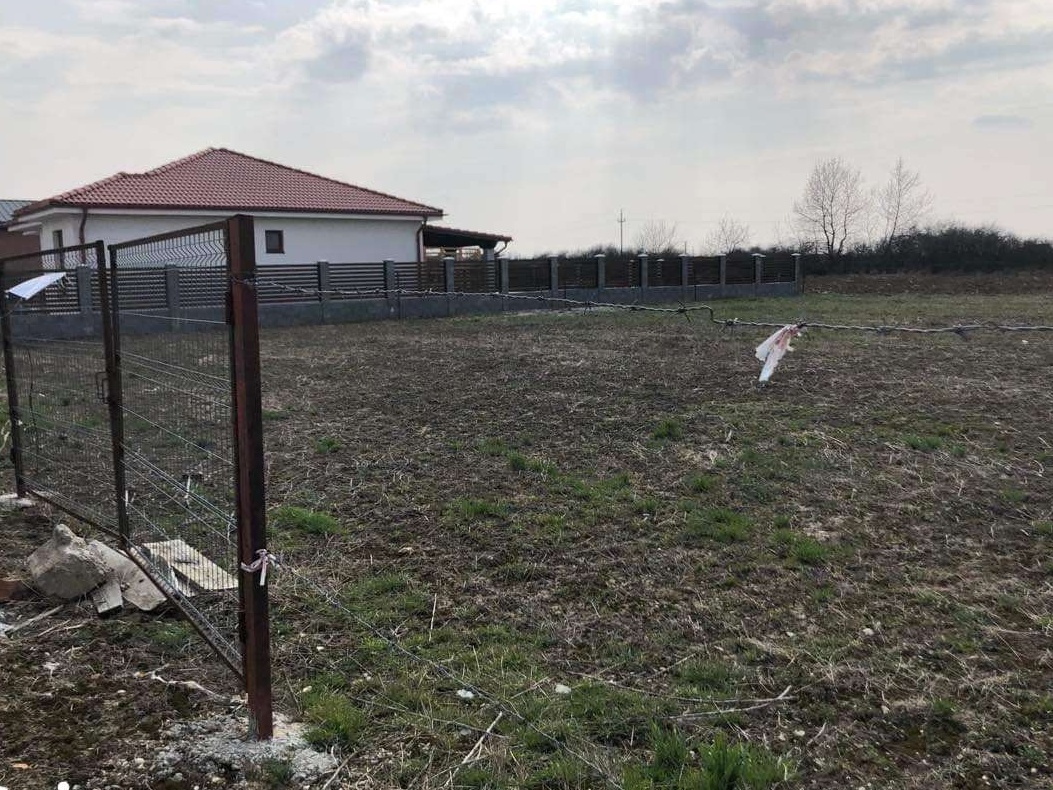 Ag EUROPA vinde 700 mp. teren in Odoreu cu toate utilitatile.