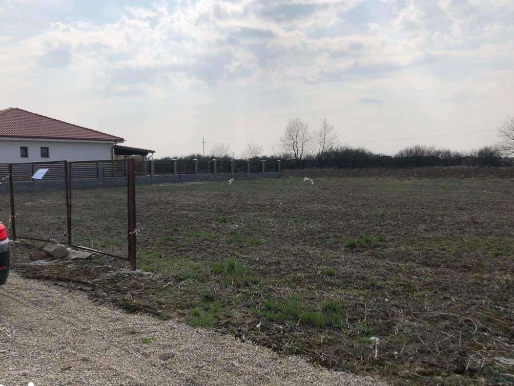 Ag EUROPA vinde 700 mp. teren in Odoreu cu toate utilitatile.