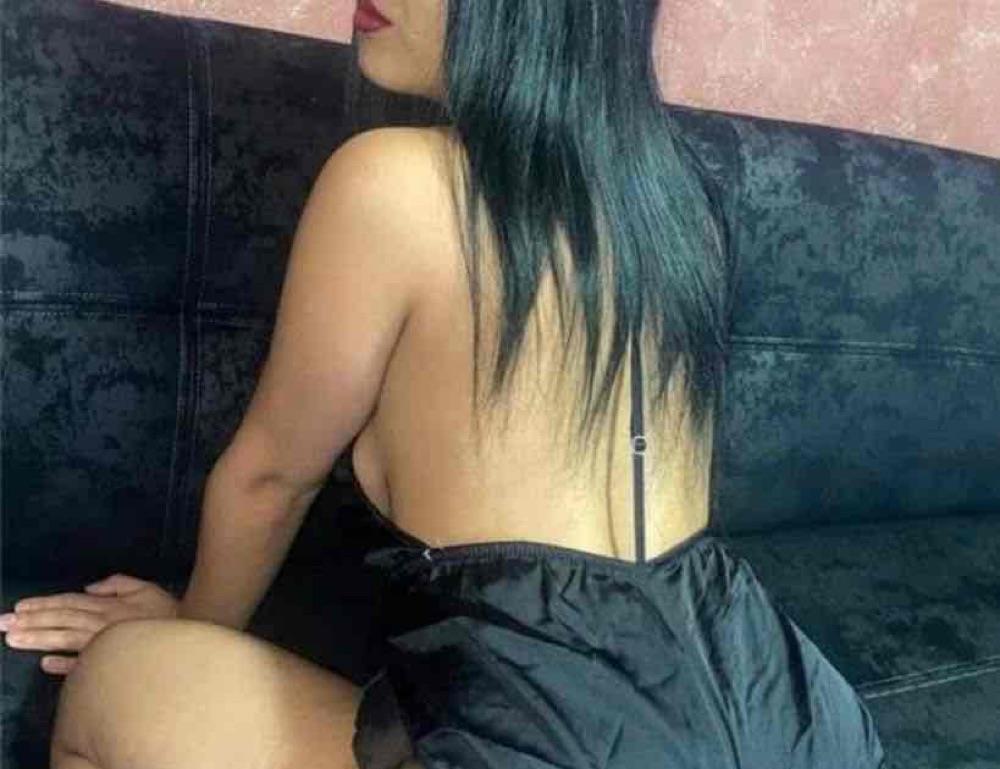 Andreea miniona bruneta