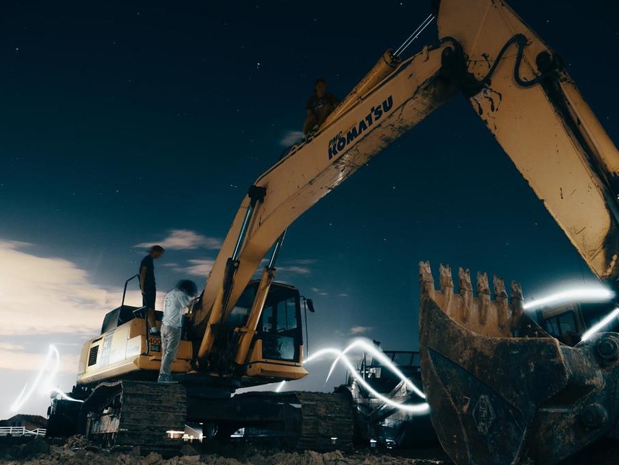 Angajam Buldoexcavatorist (Miniexcavator de 6,5 tone)