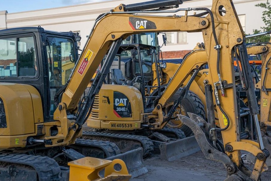 Angajam Buldoexcavatorist (Miniexcavator de 6,5 tone)