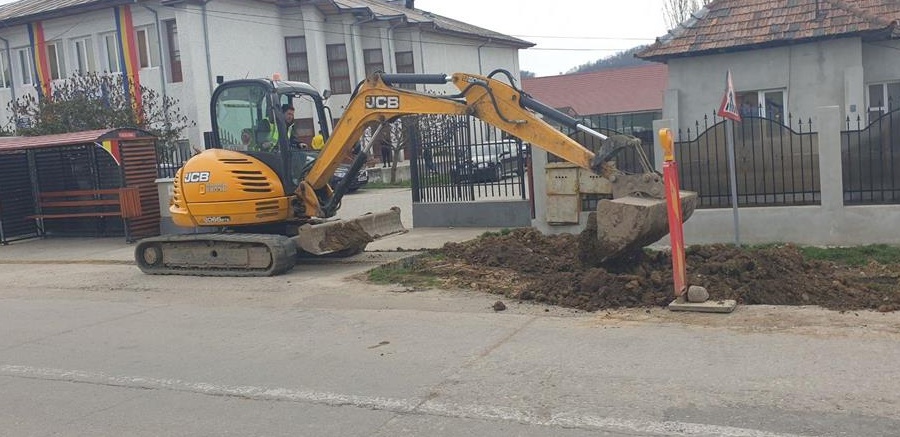 Angajam Buldoexcavatorist (Miniexcavator de 6,5 tone)