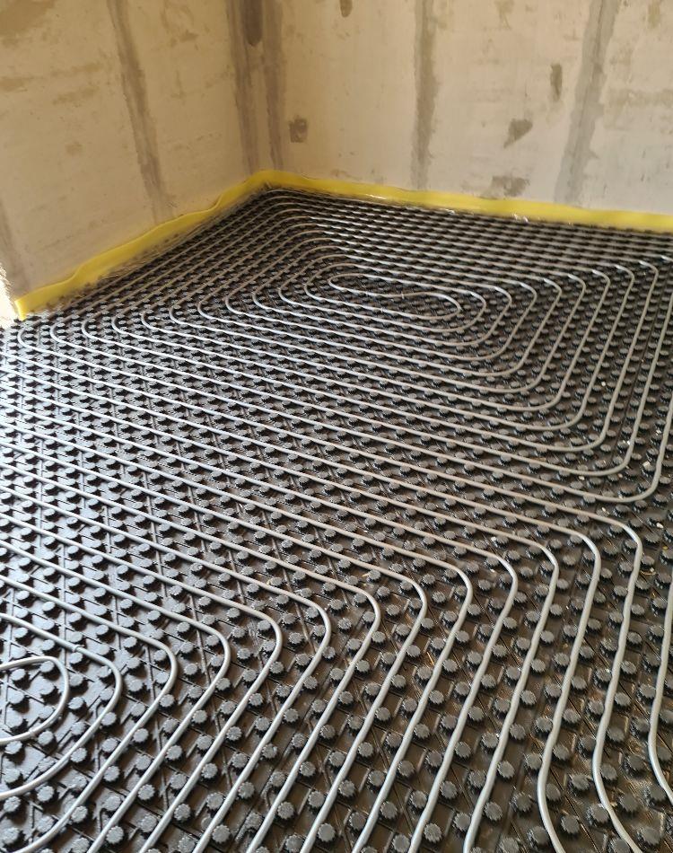 Angajam instalator si ajutor de instalator