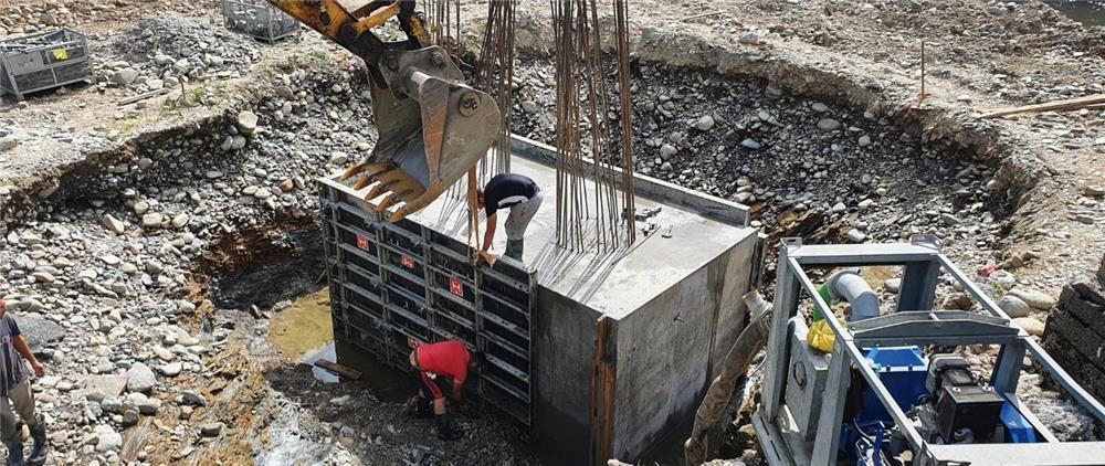 Angajam muncitori in construcții