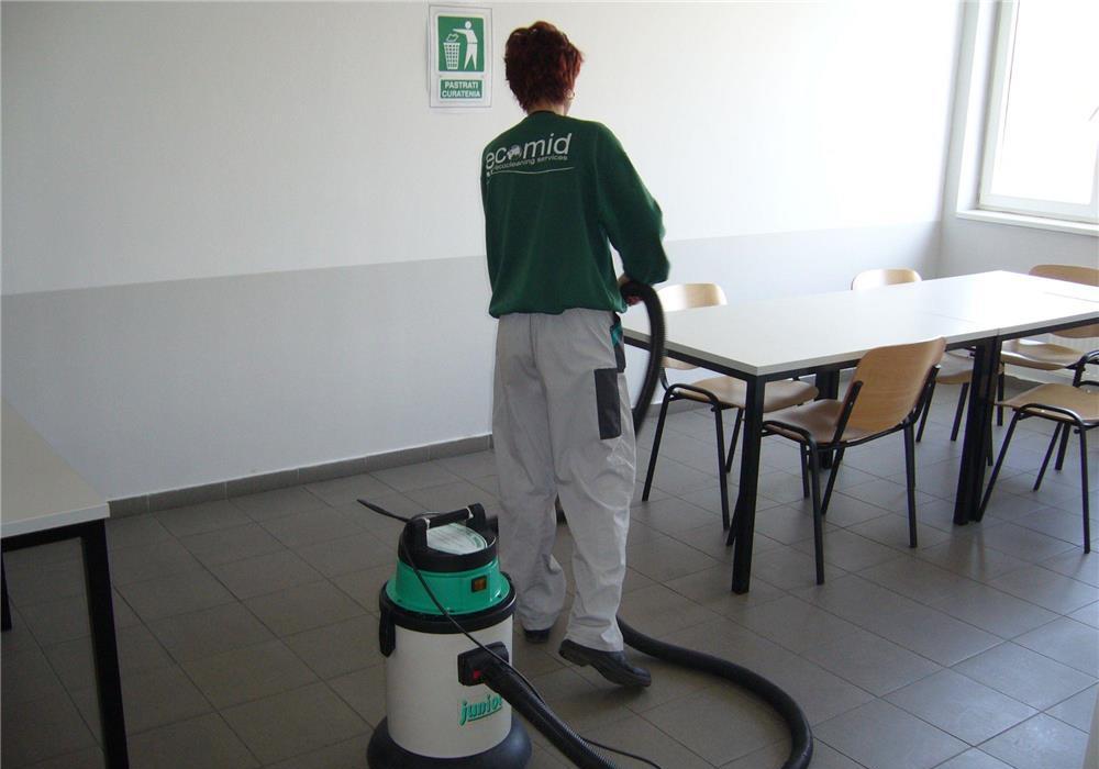Angajam operatoare curatenie showroom auto pe Cl. Lugojului, Timisoara, program L-V 3h/zi sau 8h/zi