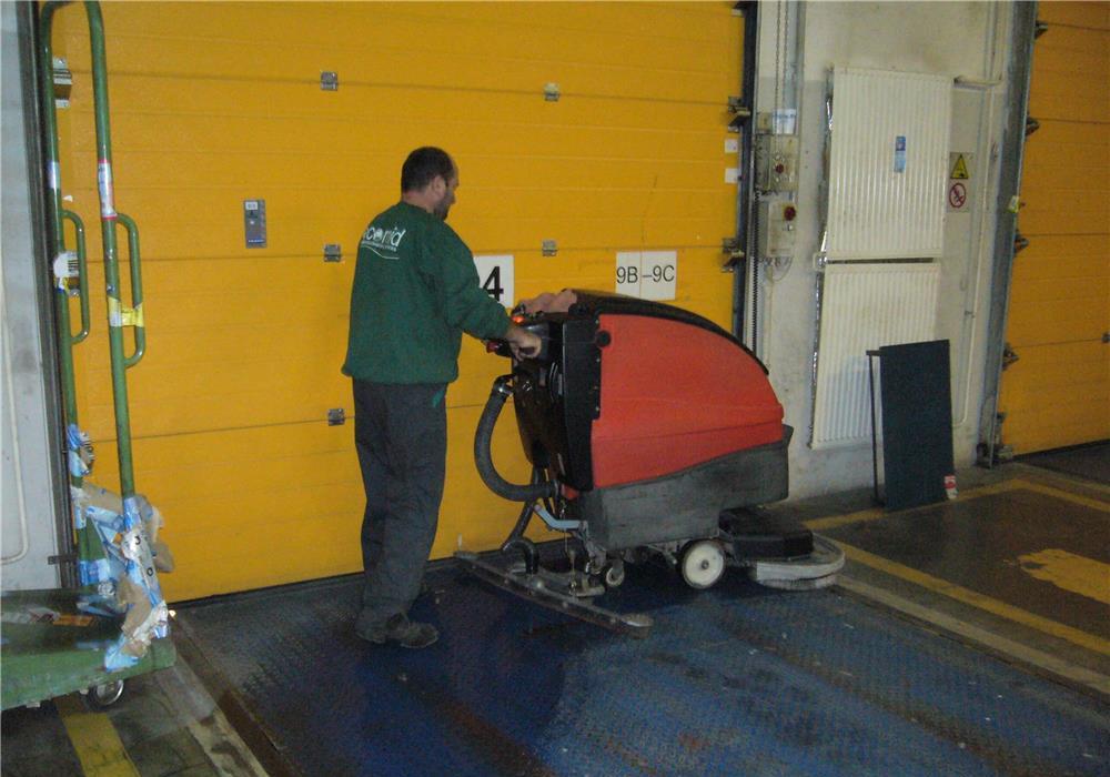 Angajam operatori curatenie  in Parcul Industrial Remetea cu transport asigurat