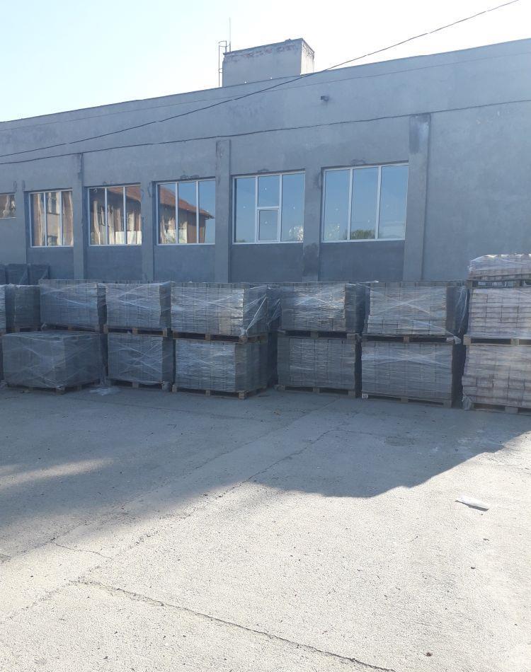 Angajez muncitori producție hală pavaje.