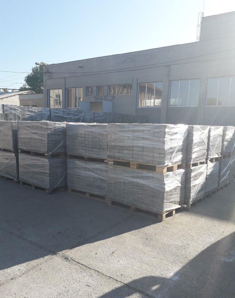 Angajez muncitori producție hală pavaje.