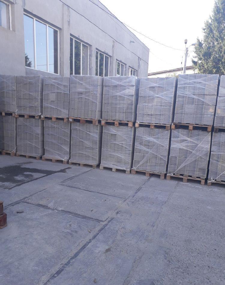 Angajez muncitori producție hală pavaje.