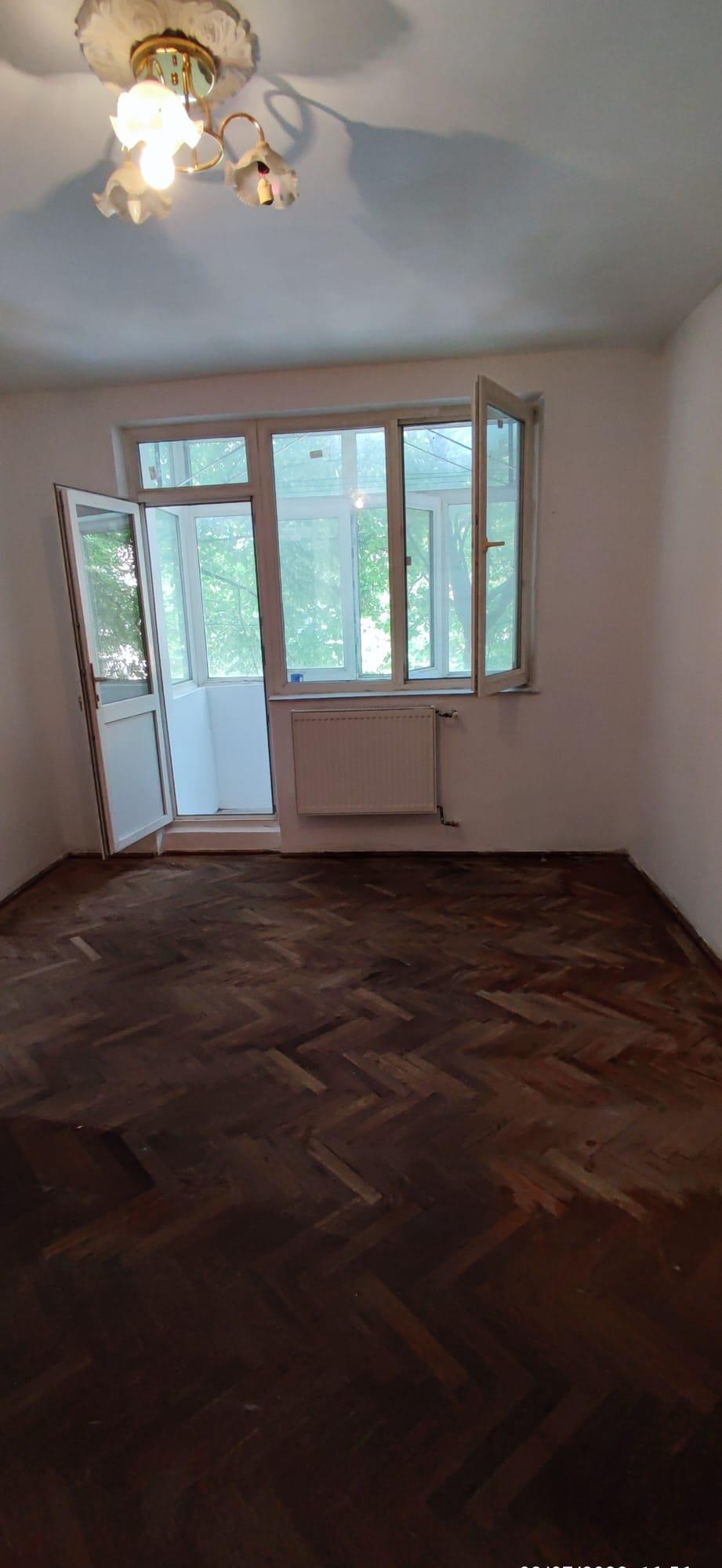 Ap. 3 camere, et. 1;pret 55000 euro