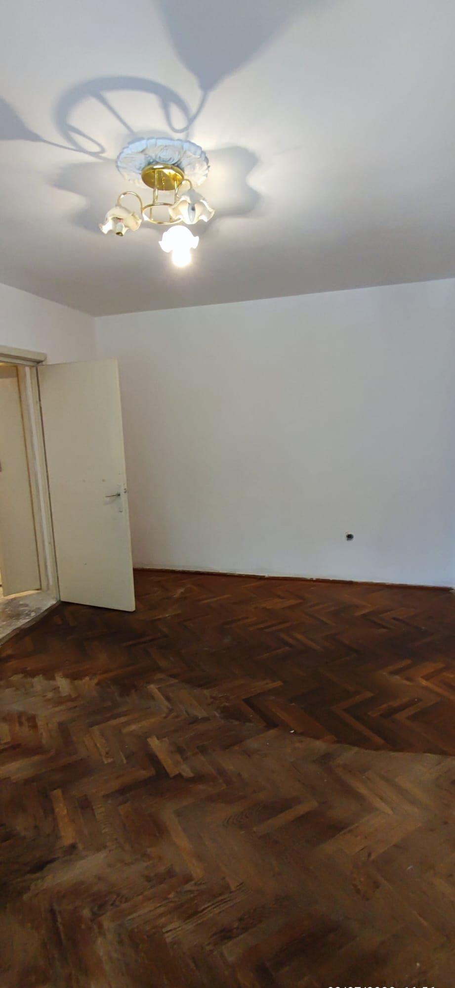 Ap. 3 camere, et. 1;pret 55000 euro