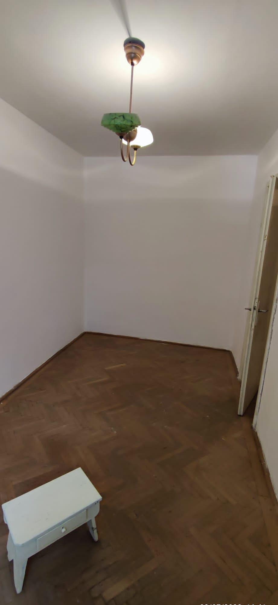 Ap. 3 camere, et. 1;pret 55000 euro
