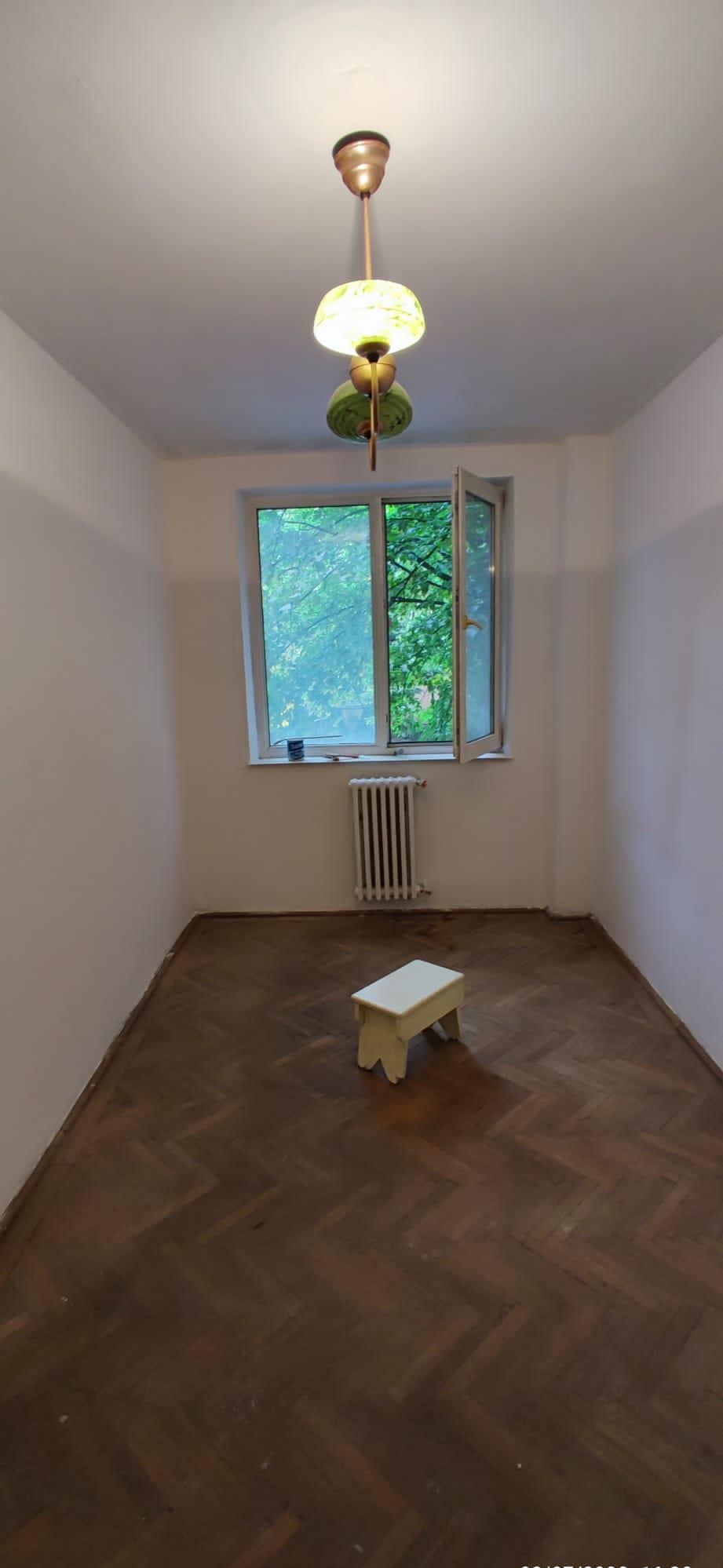 Ap. 3 camere, et. 1;pret 55000 euro