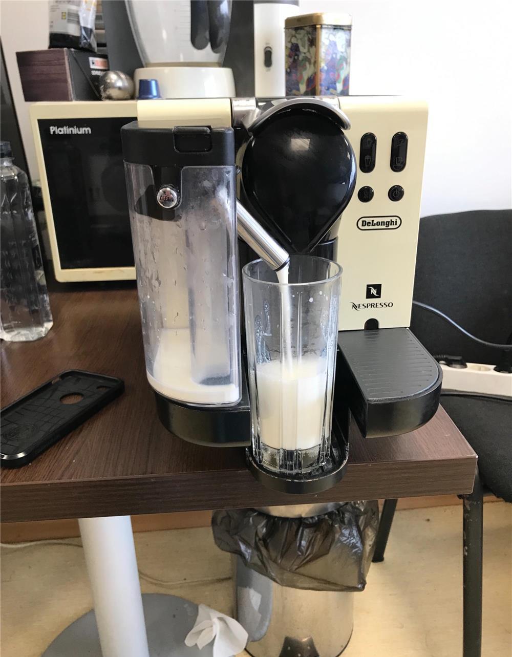 aparat de cafea expresso nespresso lattisima touch