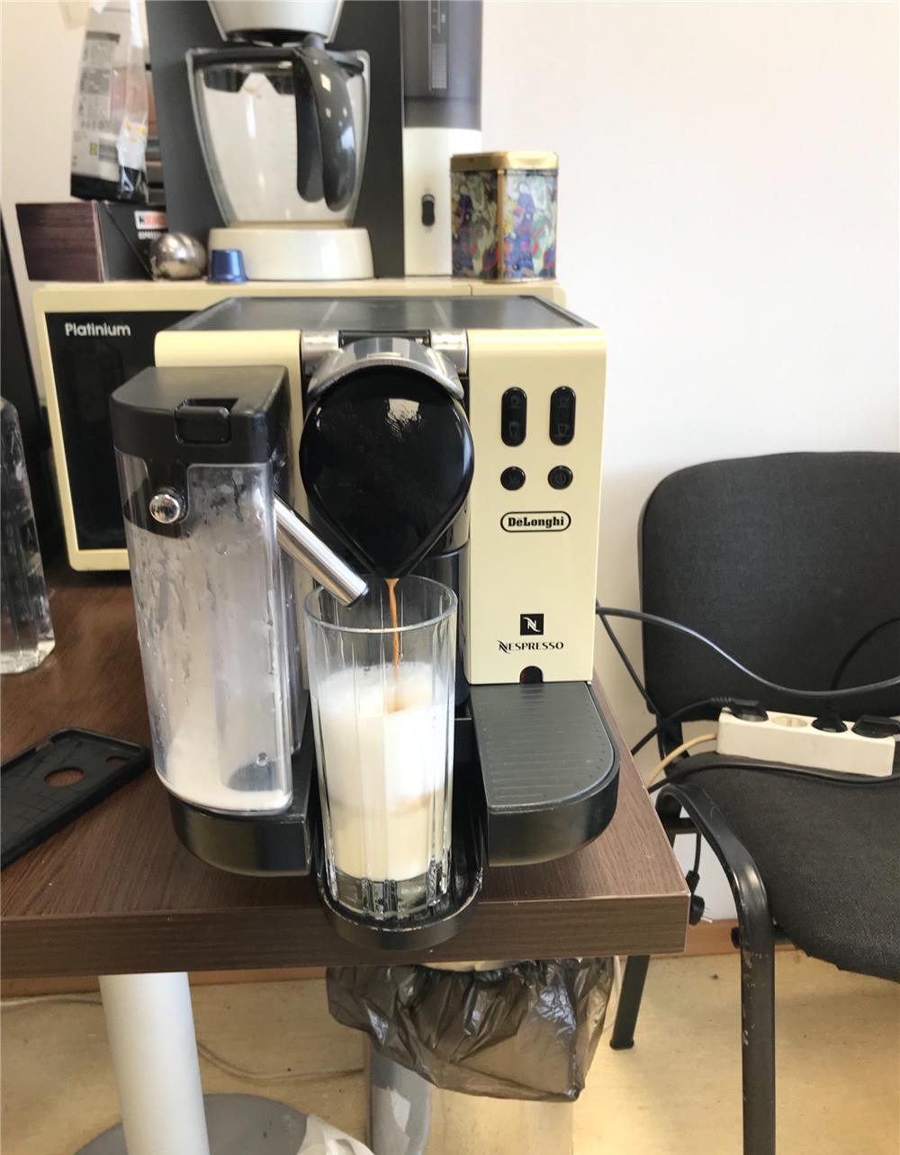 aparat de cafea expresso nespresso lattisima touch