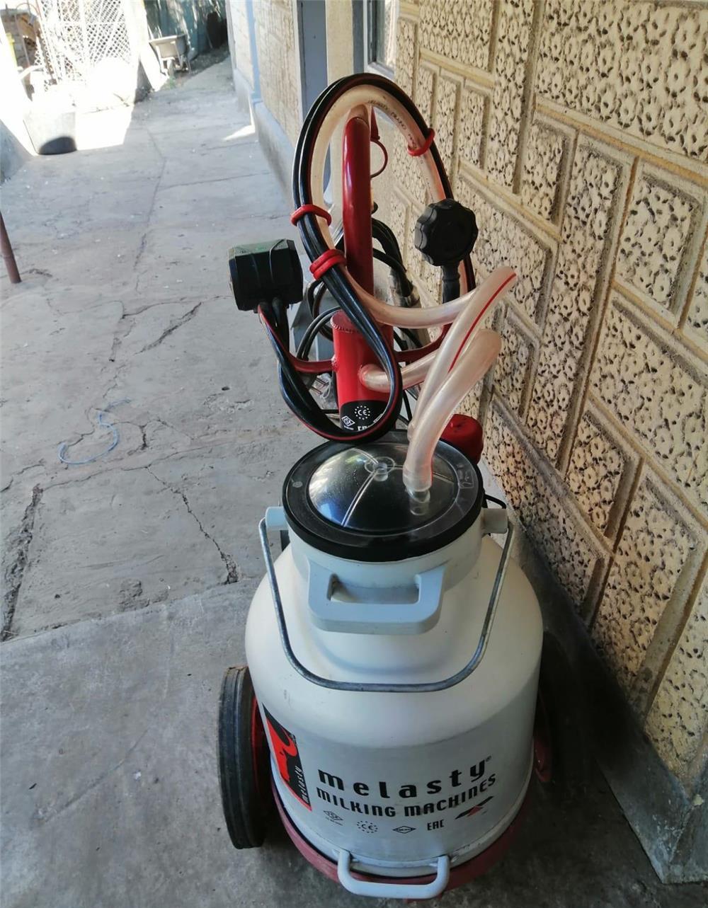 Aparat de muls vaci