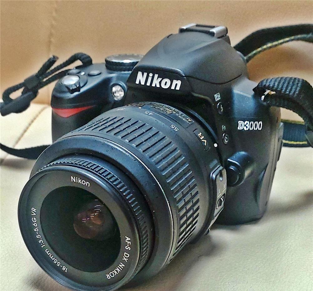 Aparat foto DSLR Nikon D3000, obiectiv 18-55 VR + geanta, garantie