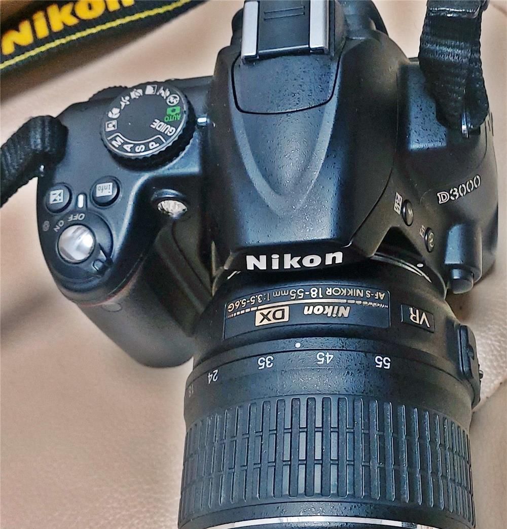 Aparat foto DSLR Nikon D3000, obiectiv 18-55 VR + geanta, garantie