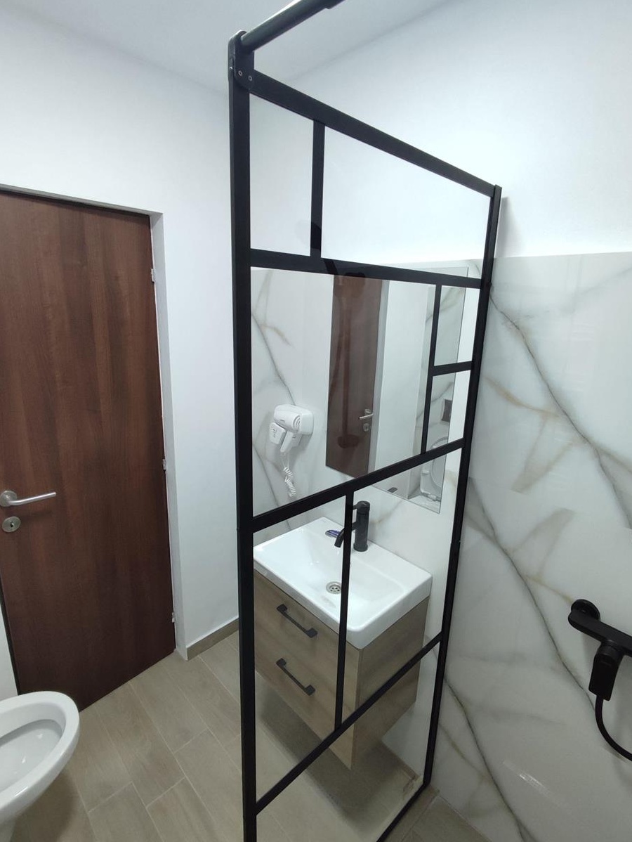 Apartament 2 camere, centrala termica, zona centrala Teilor