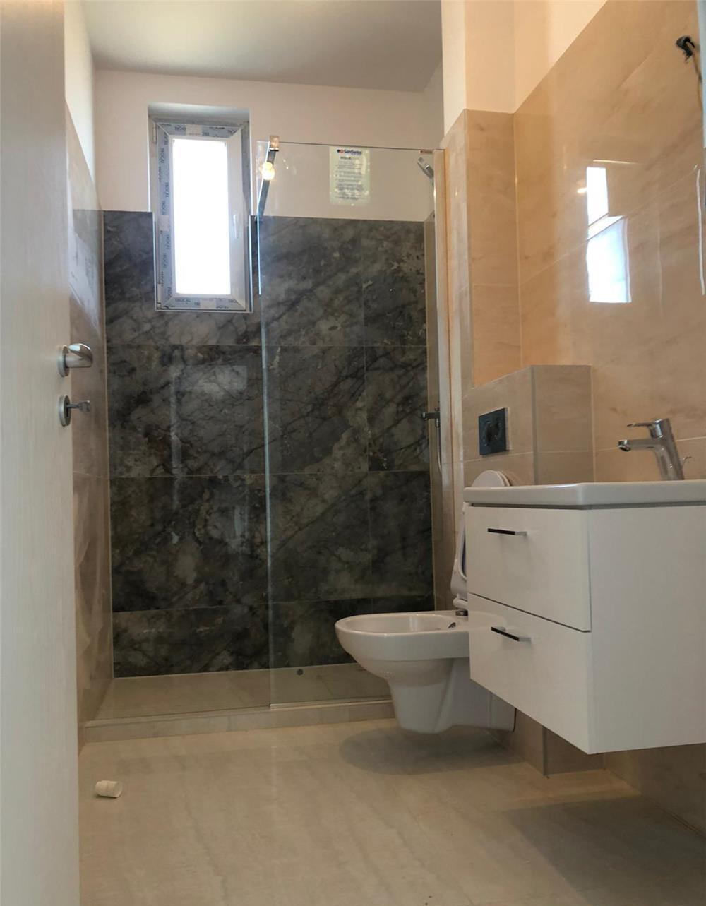 Apartament 2 camere, decomandat, doua balcoane, 55 mp,  loc de parcare acoperit