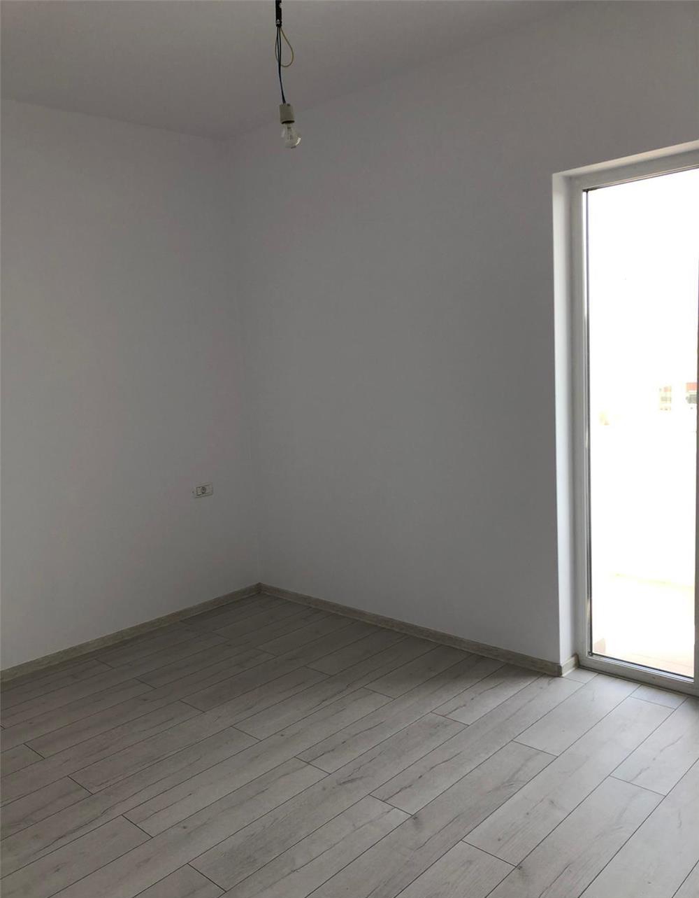 Apartament 2 camere, decomandat, doua balcoane, 55 mp,  loc de parcare acoperit