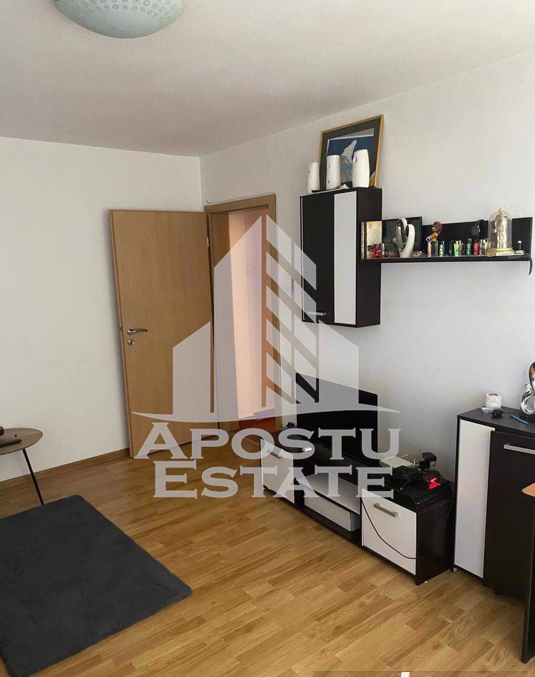 Apartament 2 camere, Semidecomandat, in zona Complex Studentesc