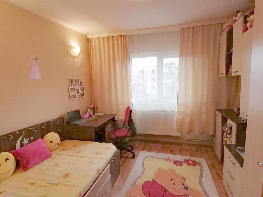 Apartament 3 camere, 2 bai, 2 balcoane, zona Dambovita - Sagului