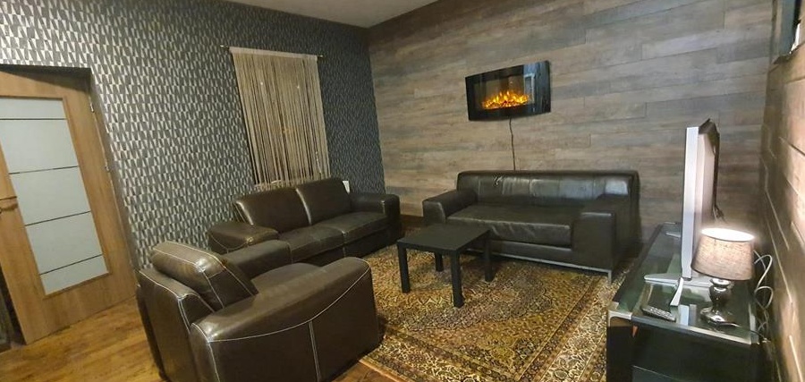 Apartament 3 camere de vanzare situat la parterul unei vile zona castelul Peles